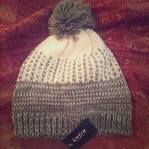 White and Grey Patterned Beanie Hat w Grey Pom NWT